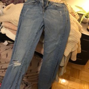Distressed skinny jeans